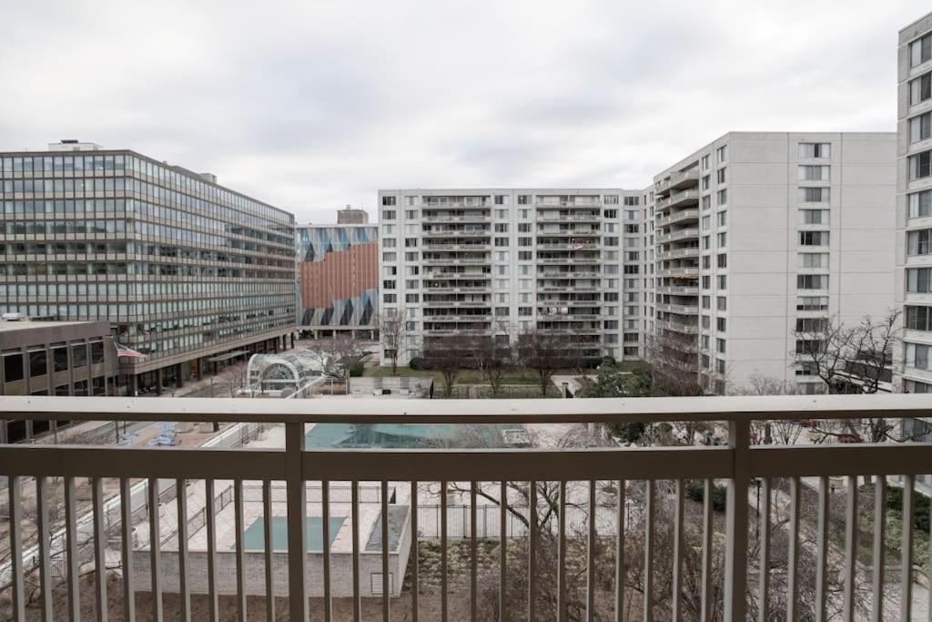 Elegant Apartment W Views At Crystal City Arlington Eksteriør bilde