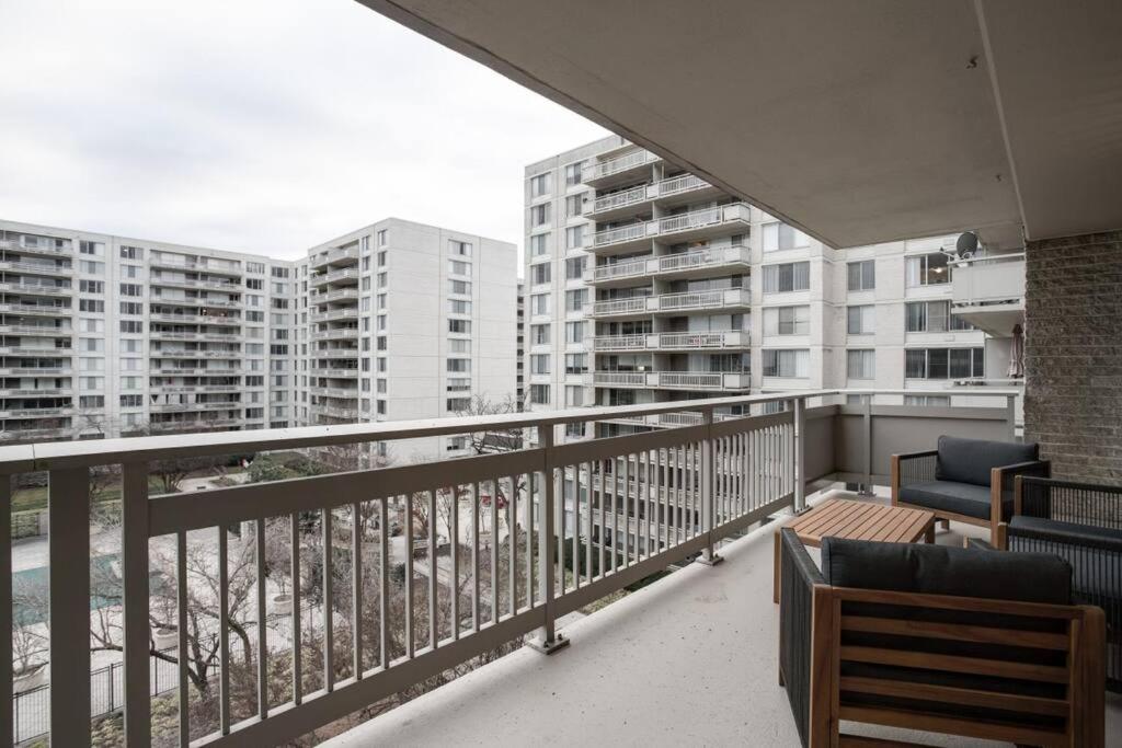 Elegant Apartment W Views At Crystal City Arlington Eksteriør bilde