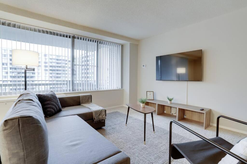 Elegant Apartment W Views At Crystal City Arlington Eksteriør bilde