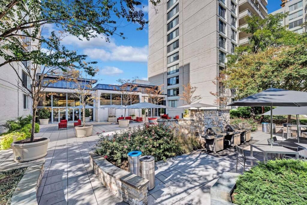 Elegant Apartment W Views At Crystal City Arlington Eksteriør bilde